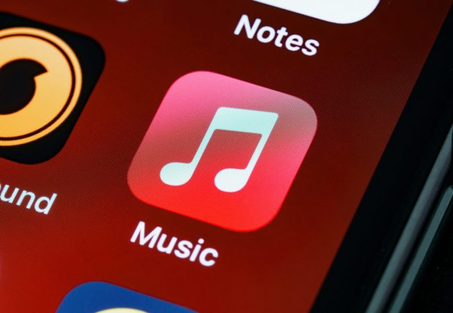 Apple Music последует примеру Spotify в ограничении ИИ-треков
